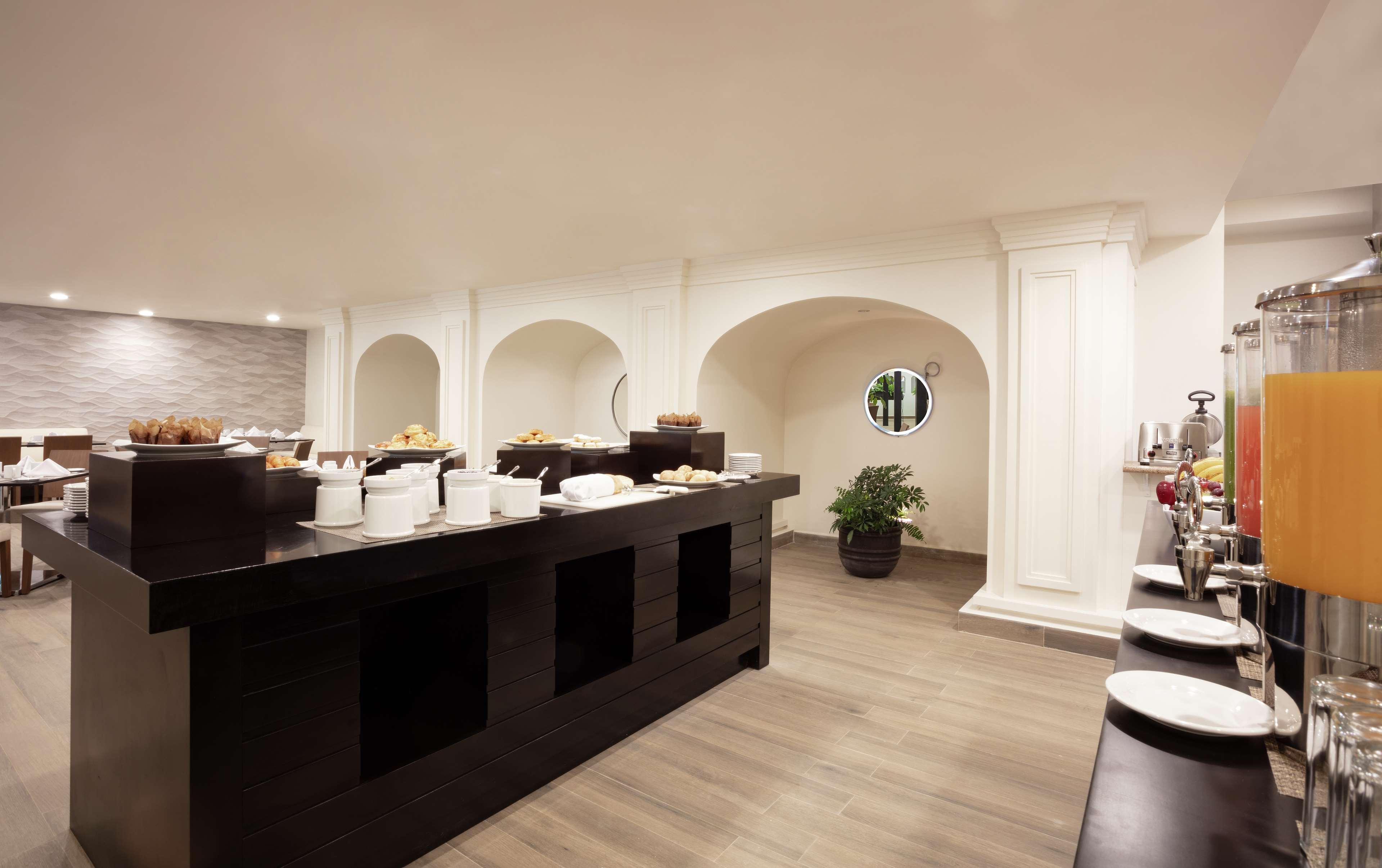 Doubletree By Hilton Toluca Hotel Екстериор снимка