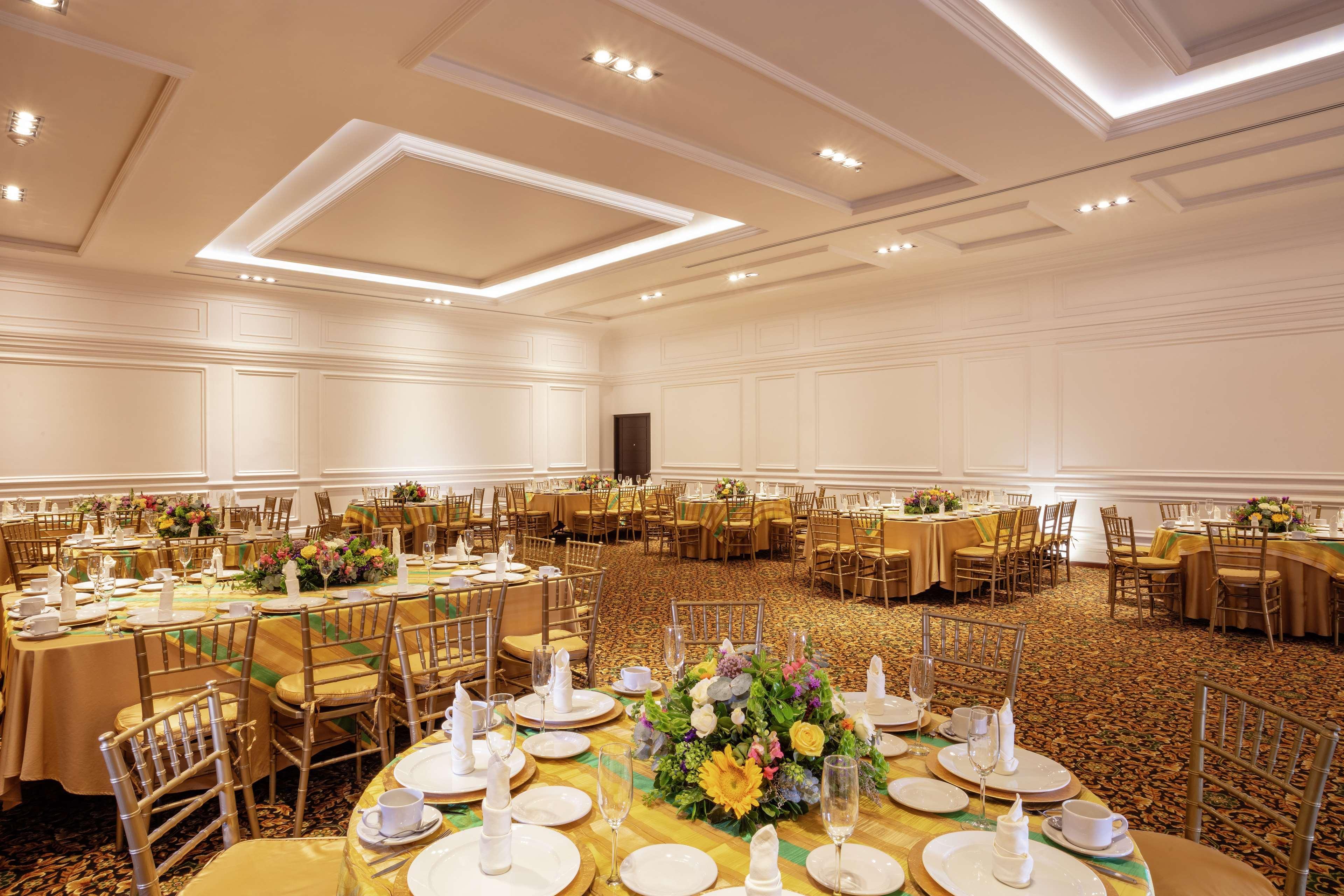 Doubletree By Hilton Toluca Hotel Екстериор снимка