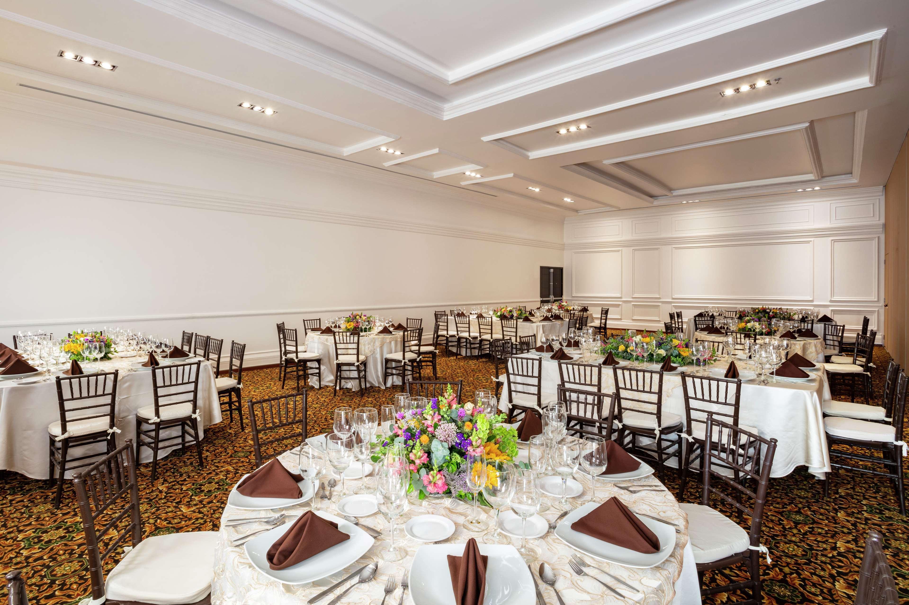 Doubletree By Hilton Toluca Hotel Екстериор снимка