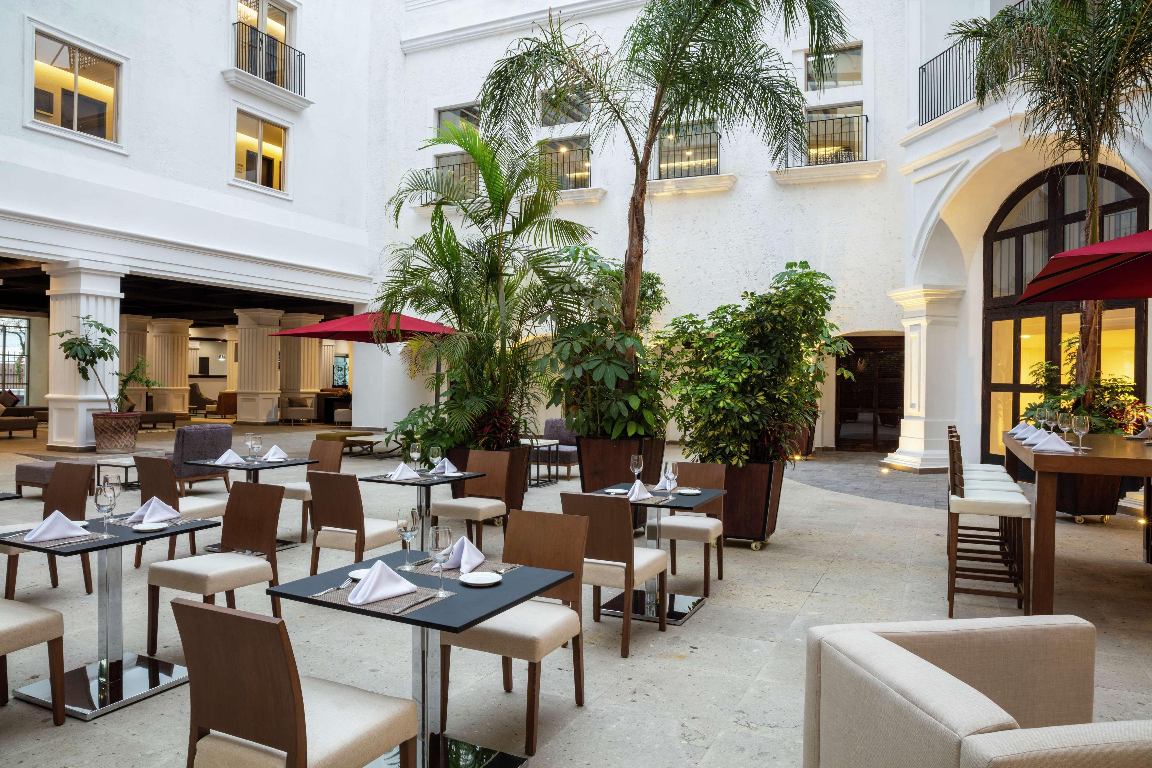 Doubletree By Hilton Toluca Hotel Екстериор снимка