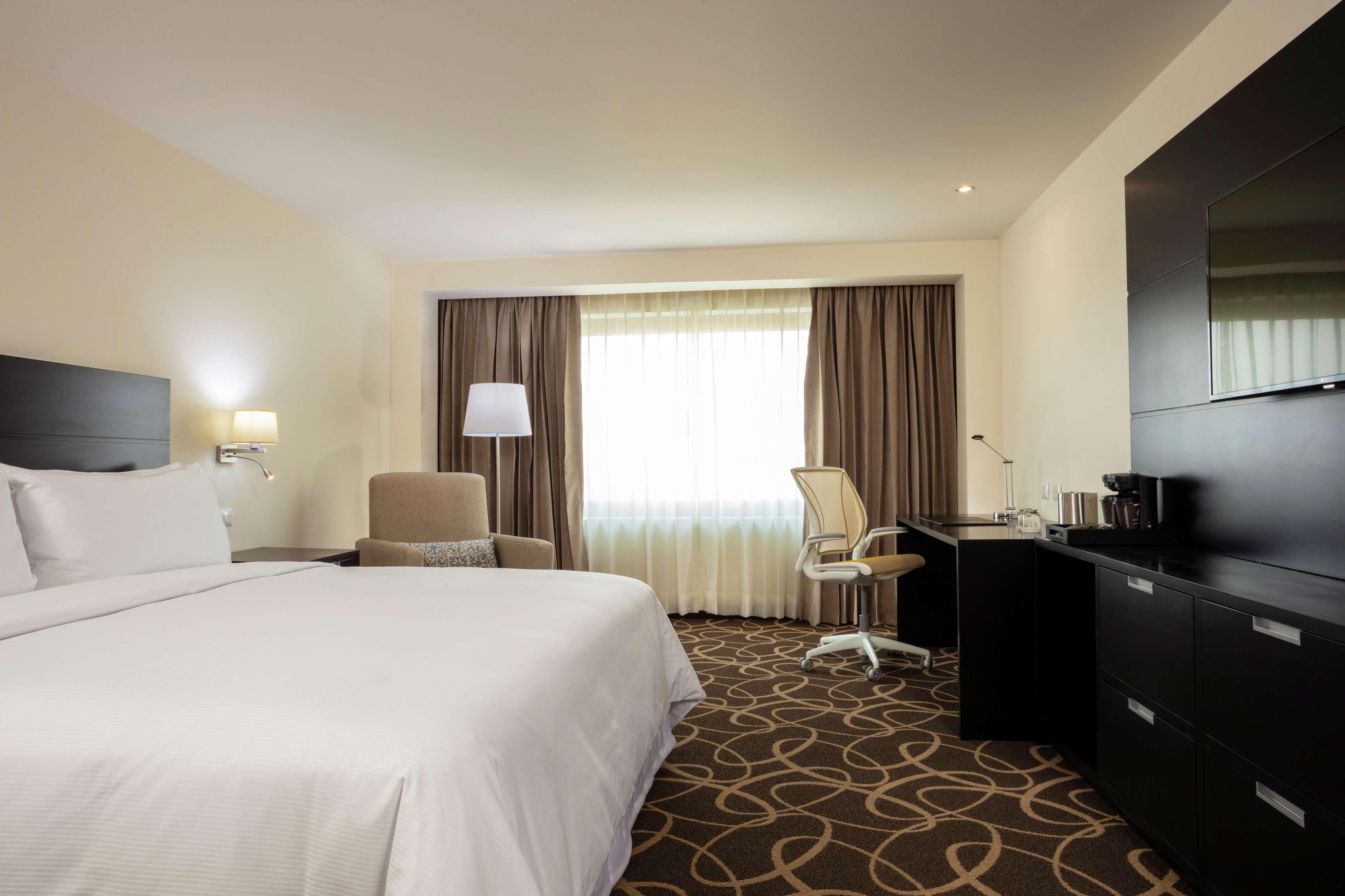 Doubletree By Hilton Toluca Hotel Екстериор снимка