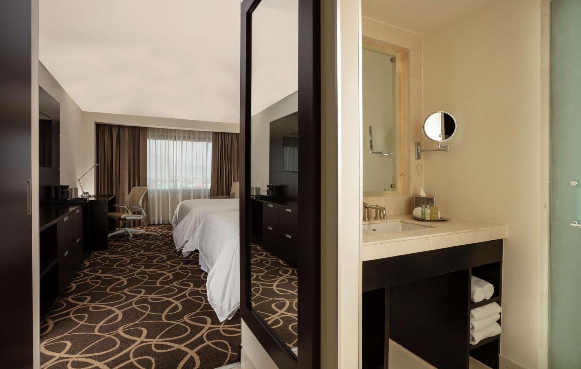 Doubletree By Hilton Toluca Hotel Екстериор снимка