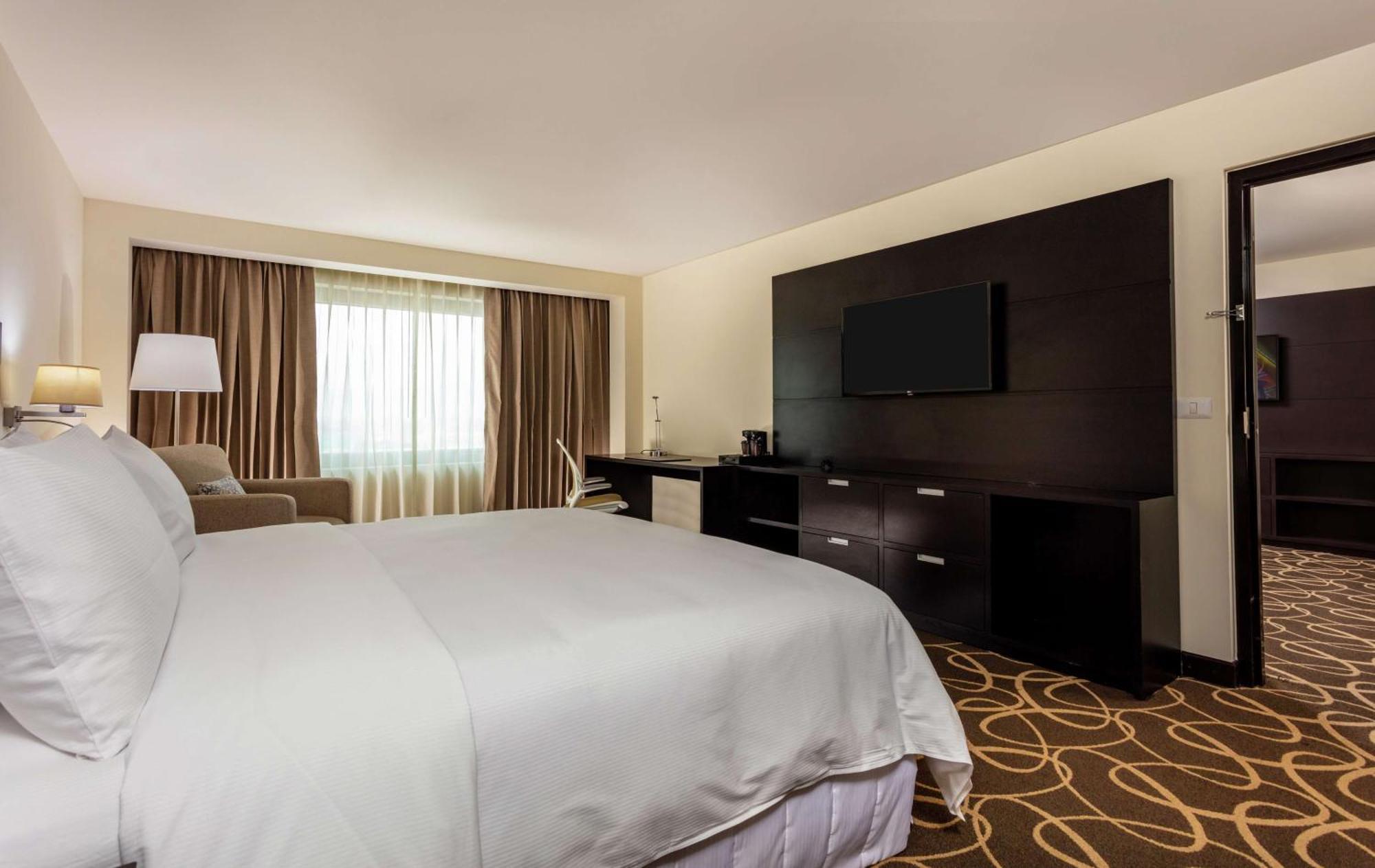 Doubletree By Hilton Toluca Hotel Екстериор снимка