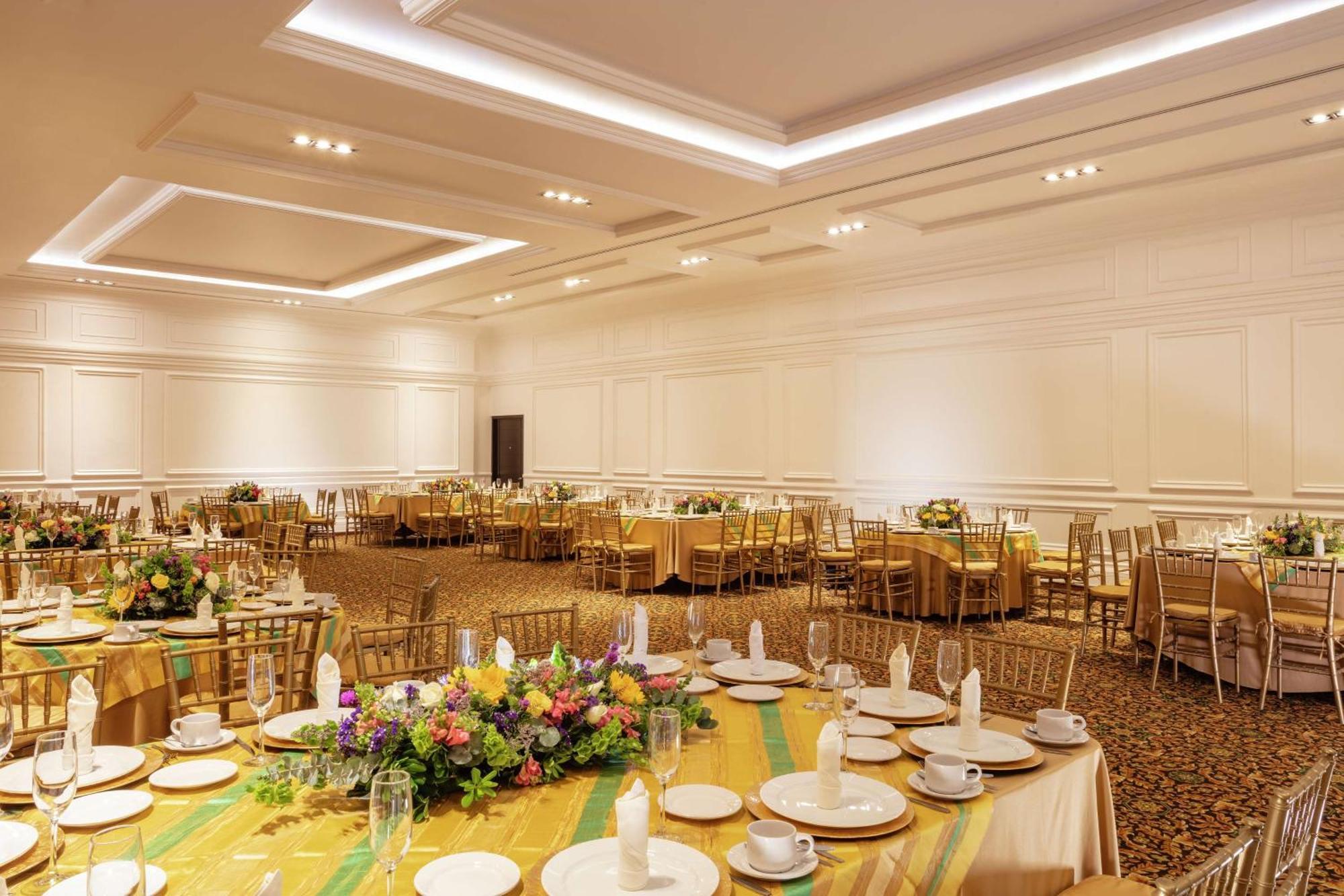 Doubletree By Hilton Toluca Hotel Екстериор снимка