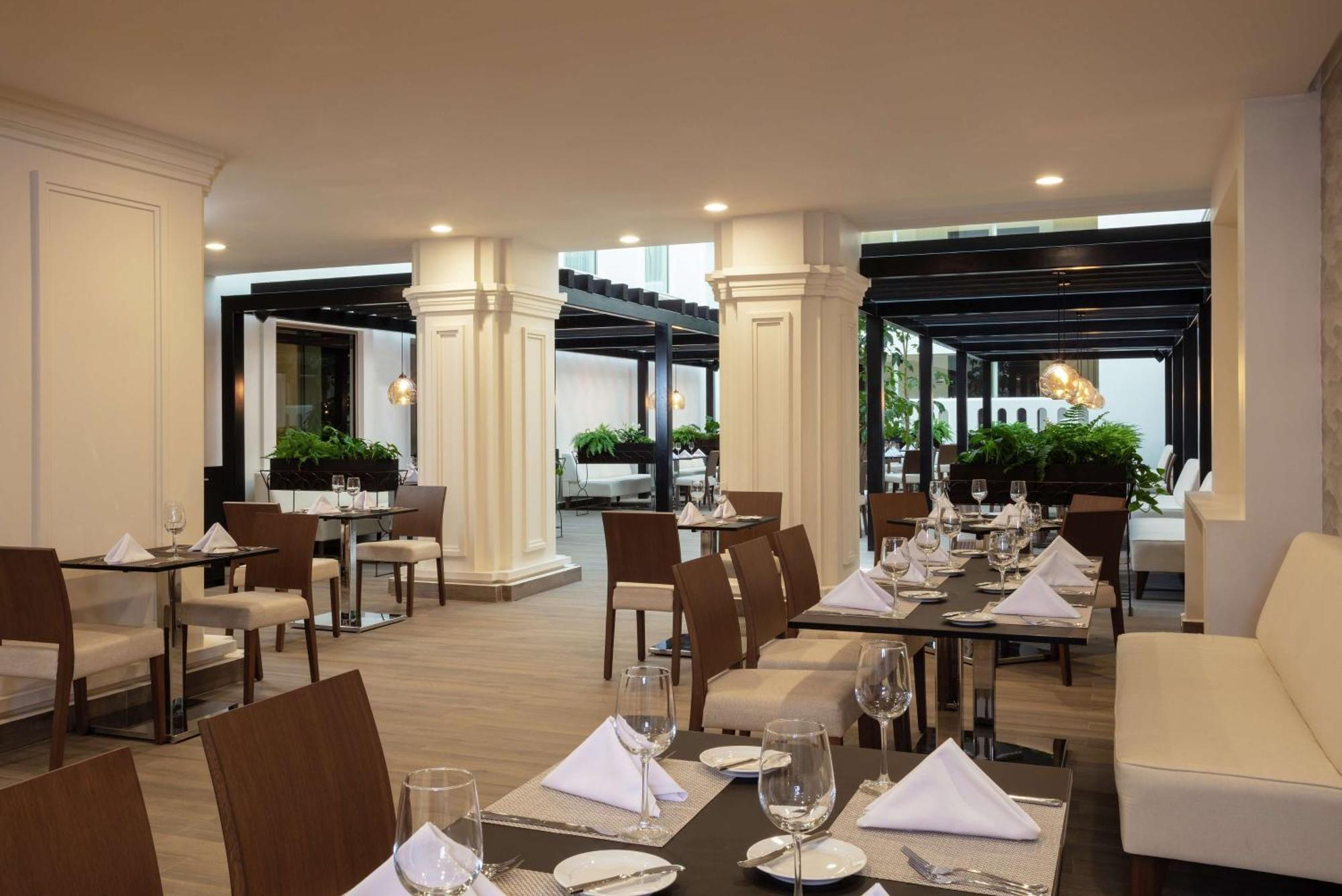 Doubletree By Hilton Toluca Hotel Екстериор снимка