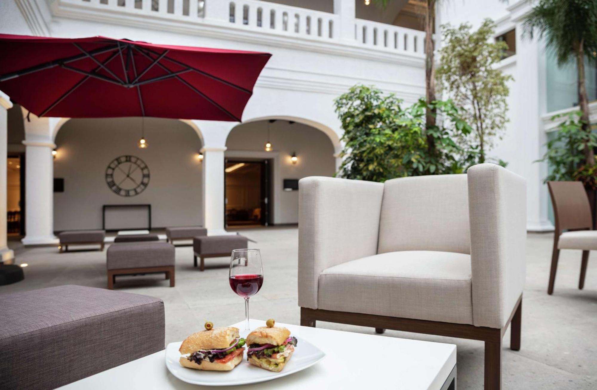 Doubletree By Hilton Toluca Hotel Екстериор снимка